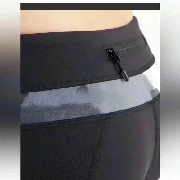 Lululemon Run: Inspire Crop II
Black / White Coal Tinted Canvas Super - Picture 4 of 10